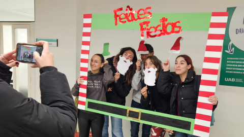 Quatre estudiants de la Facultat fent-se fotos al fotomaton